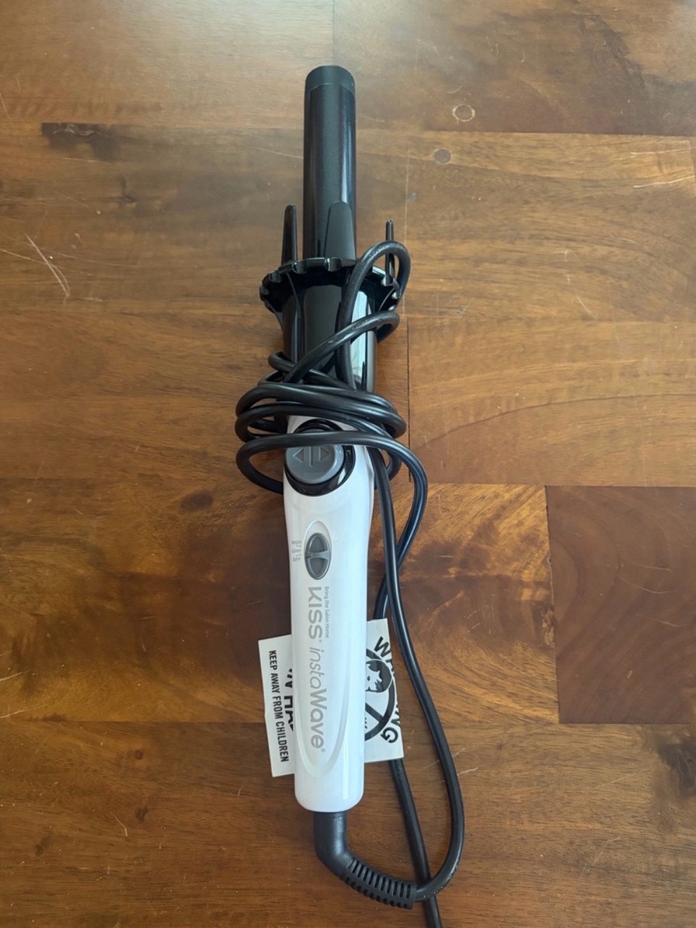 Kiss InstaWave Curling Iron in Black and White